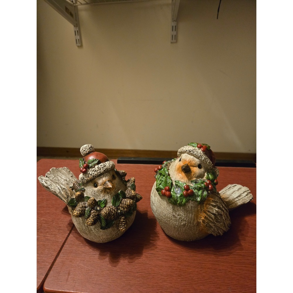 Rustic Christmas Bird Figurines Set of 2 Winter‎ Resin Decor Red Hat Wreath
